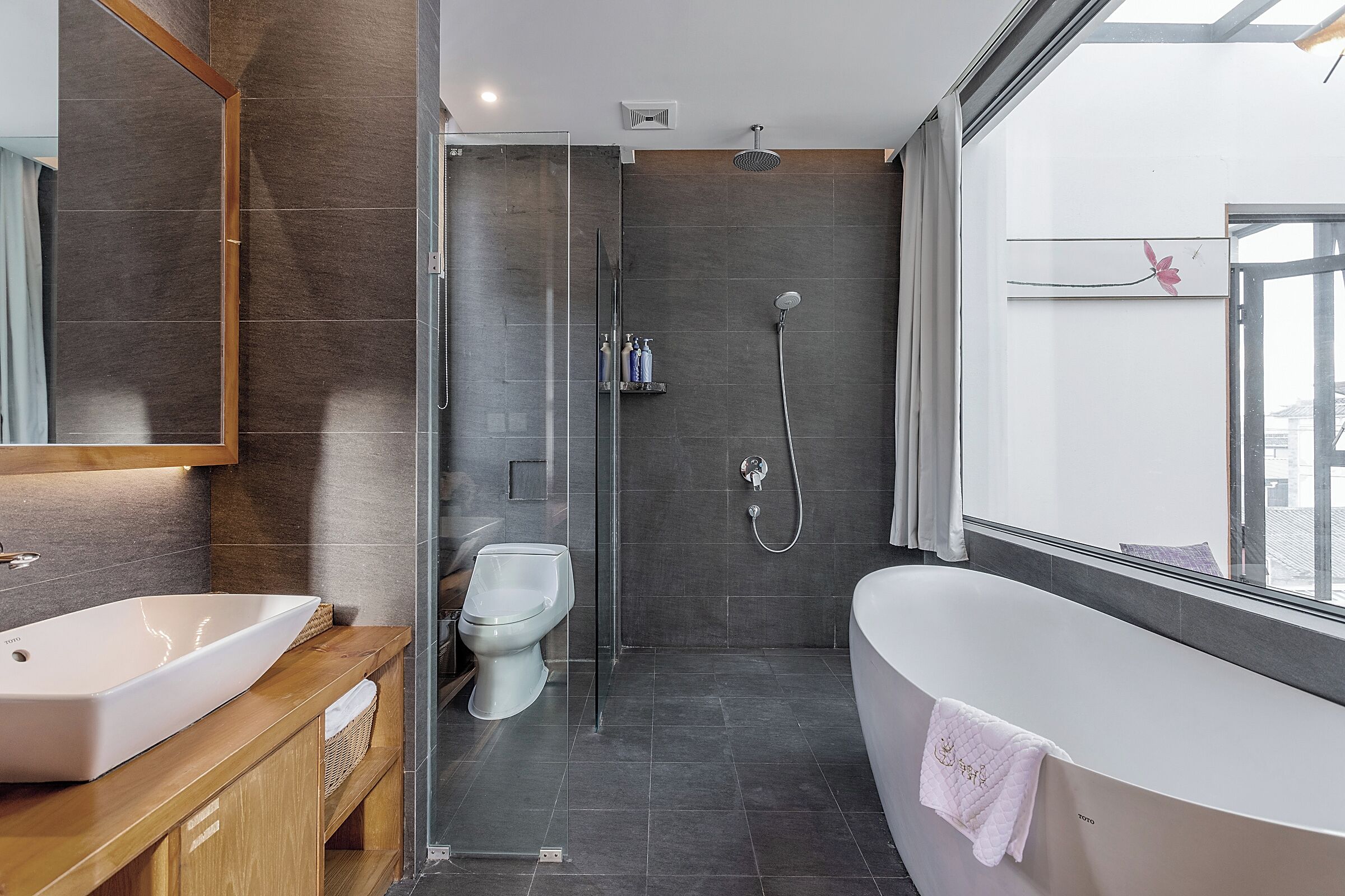 Courtyard 2-Deluxe Double Room, Bathtub, Mountain View | Bathroom | Designer toiletries, hair dryer, slippers, towels