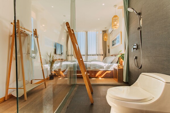 Courtyard 2-Panoramic Room | Bathroom | Designer toiletries, hair dryer, slippers, towels - Floral Holiday Guesthouse (Dali)