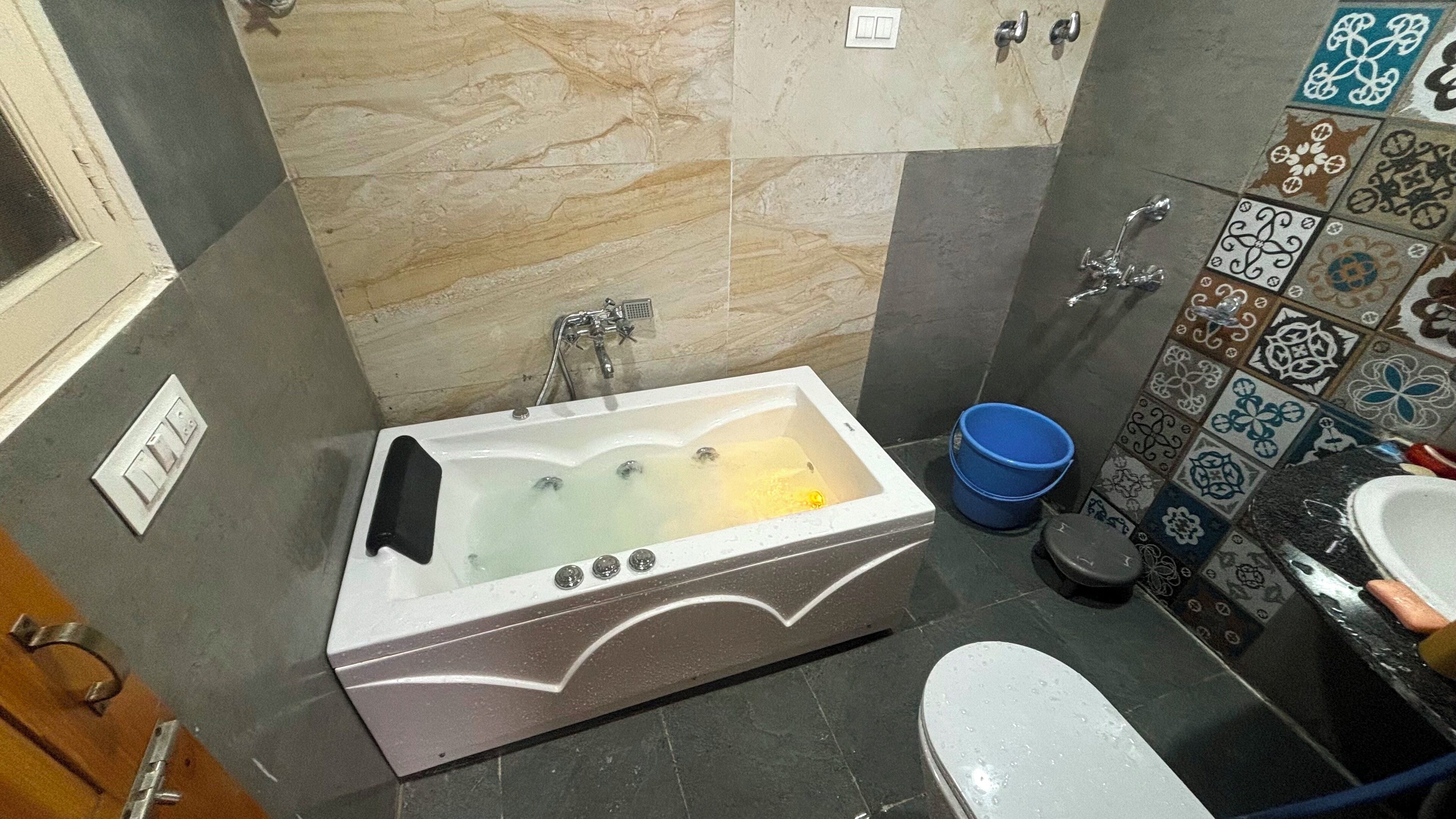 Ein Badezimmer mit einer Badewanne, einer Toilette und einem Waschbecken.