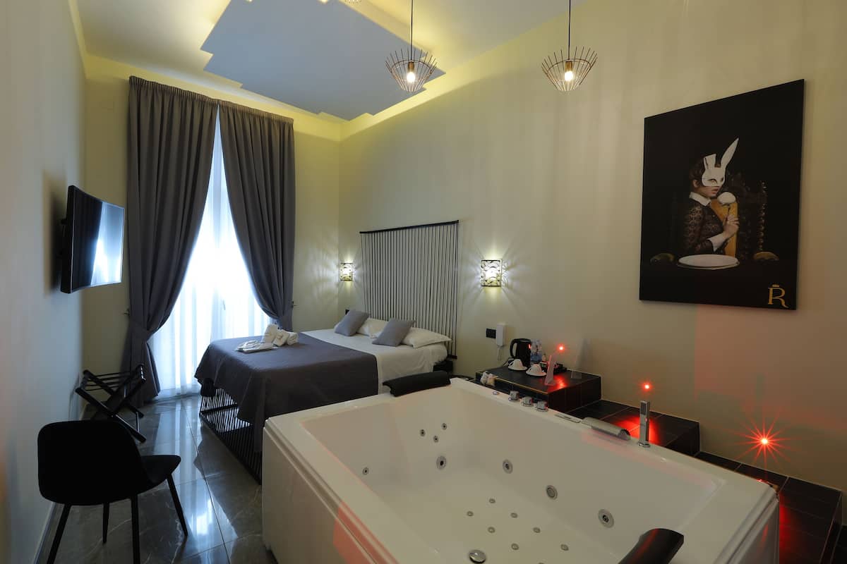 Deluxe Suite, Hot Tub, (La Regina) | 1 slaapkamer, luxe beddengoed, een minibar, een kluis op de kamer