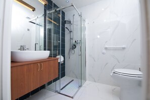 Dúplex superior | Bany | Articles de tocador gratuïts, assecador de cabells, sabatilles i bidet 