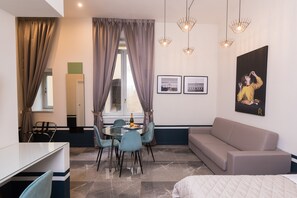 Junior Suite | Living area | Flat-screen TV - Il Salotto della Regina (Naples)