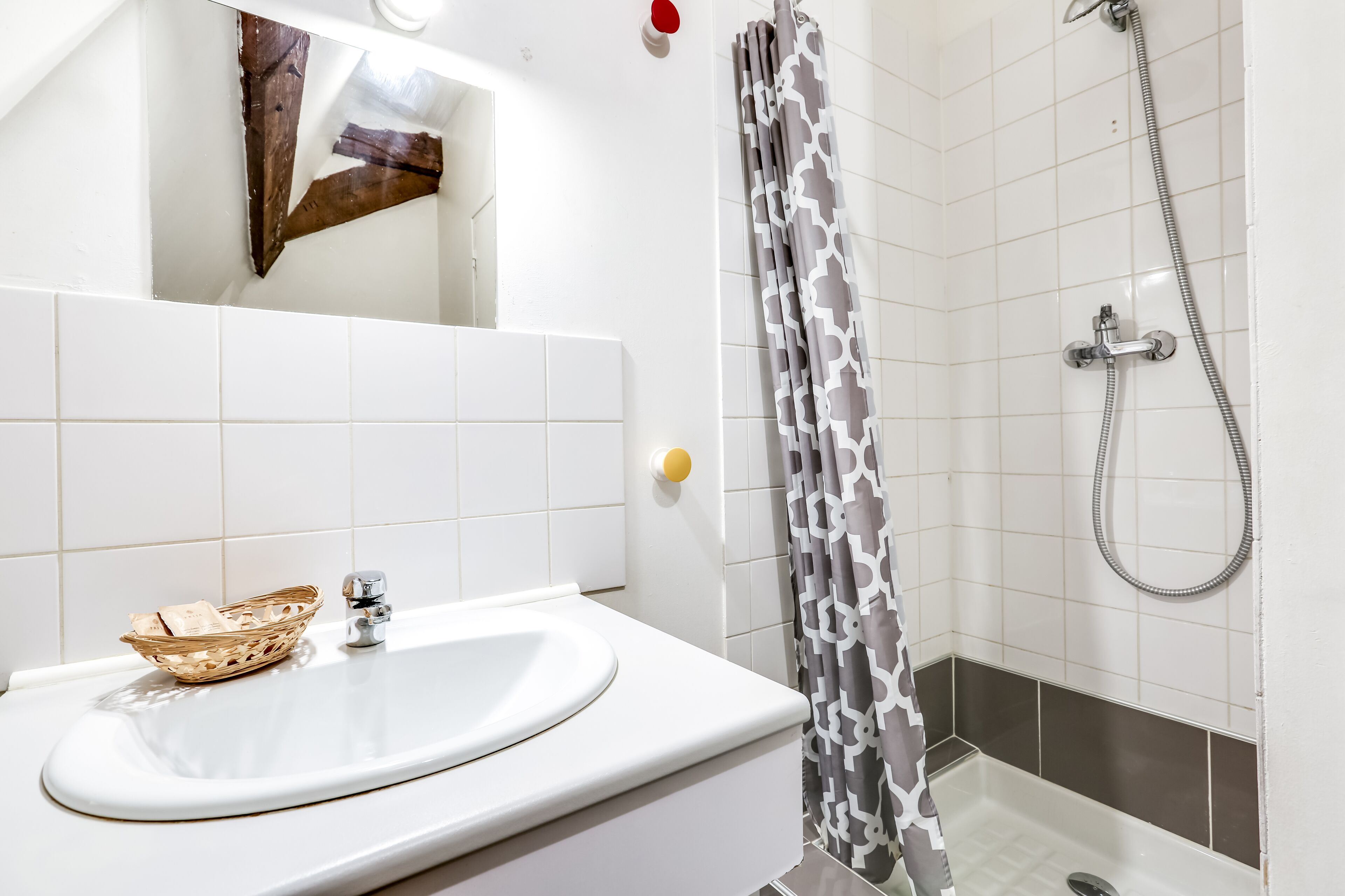 Leilighet – superior, eget bad (Scarlet Turgot) | Bad | Hårføner, håndklær, såpe og toalettpapir
