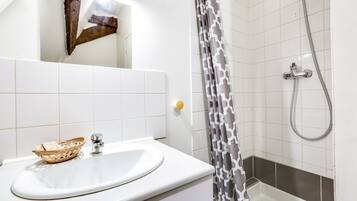 Leilighet – superior, eget bad (Scarlet Turgot) | Bad | Hårføner, håndklær, såpe og toalettpapir