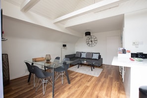 Kattohuoneisto, oma kylpyhuone | Lounge
