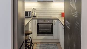 Penthouse Deluxe, 4 habitaciones, Terraza, vista a la ciudad | Cocina privada | Refrigerador con congelador, microondas, horno y parrilla de estufa