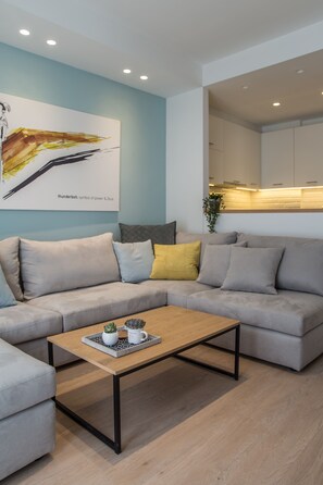 디럭스 펜트하우스, 침실 4개, 테라스, 시내 전망 | 거실 공간 | 디지털 채널 시청이 가능한 40인치 평면 TV, 스마트 TV