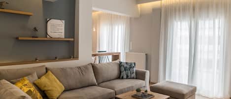 Appartement Deluxe, 5 chambres, terrasse, vue ville | Coin séjour | Télévision à écran plat de 40 pouces avec chaßnes numériques