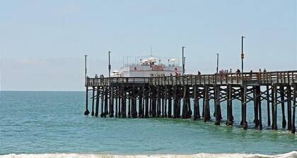 Perfect getaway spot, low discounted rates, 200 steps to the sand at pier 51!!
