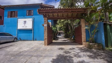 Un edificio azul con un letrero que dice "Villa Blu" y un automóvil estacionado frente a él.