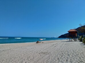 Beach nearby - Pousada Villa Blu Maresias (São Sebastião)