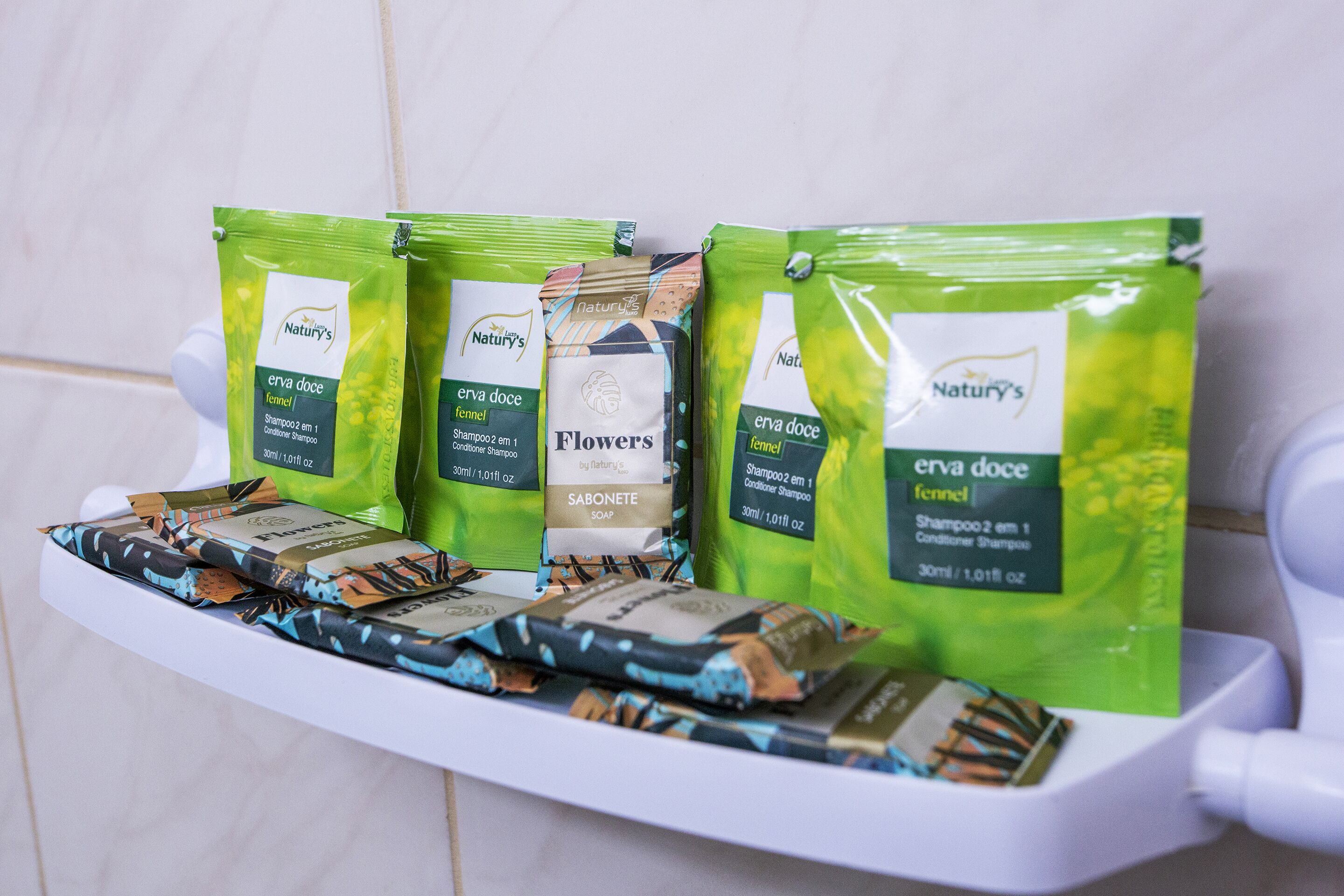 Een plank met diverse Nature's producten, zoals shampoo, conditioner en zeep.