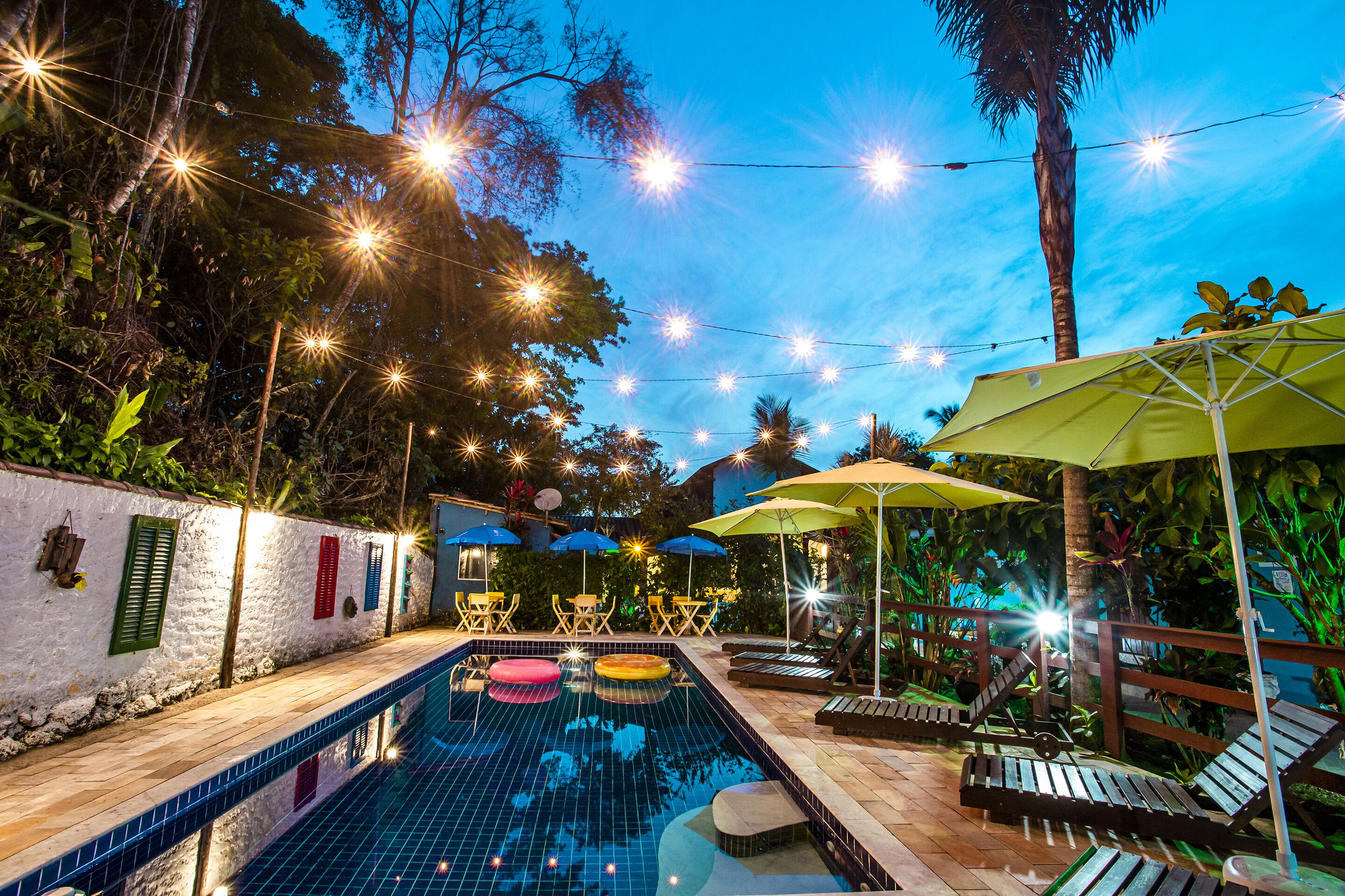 Een buitenzwembad, ligstoelen bij het zwembad