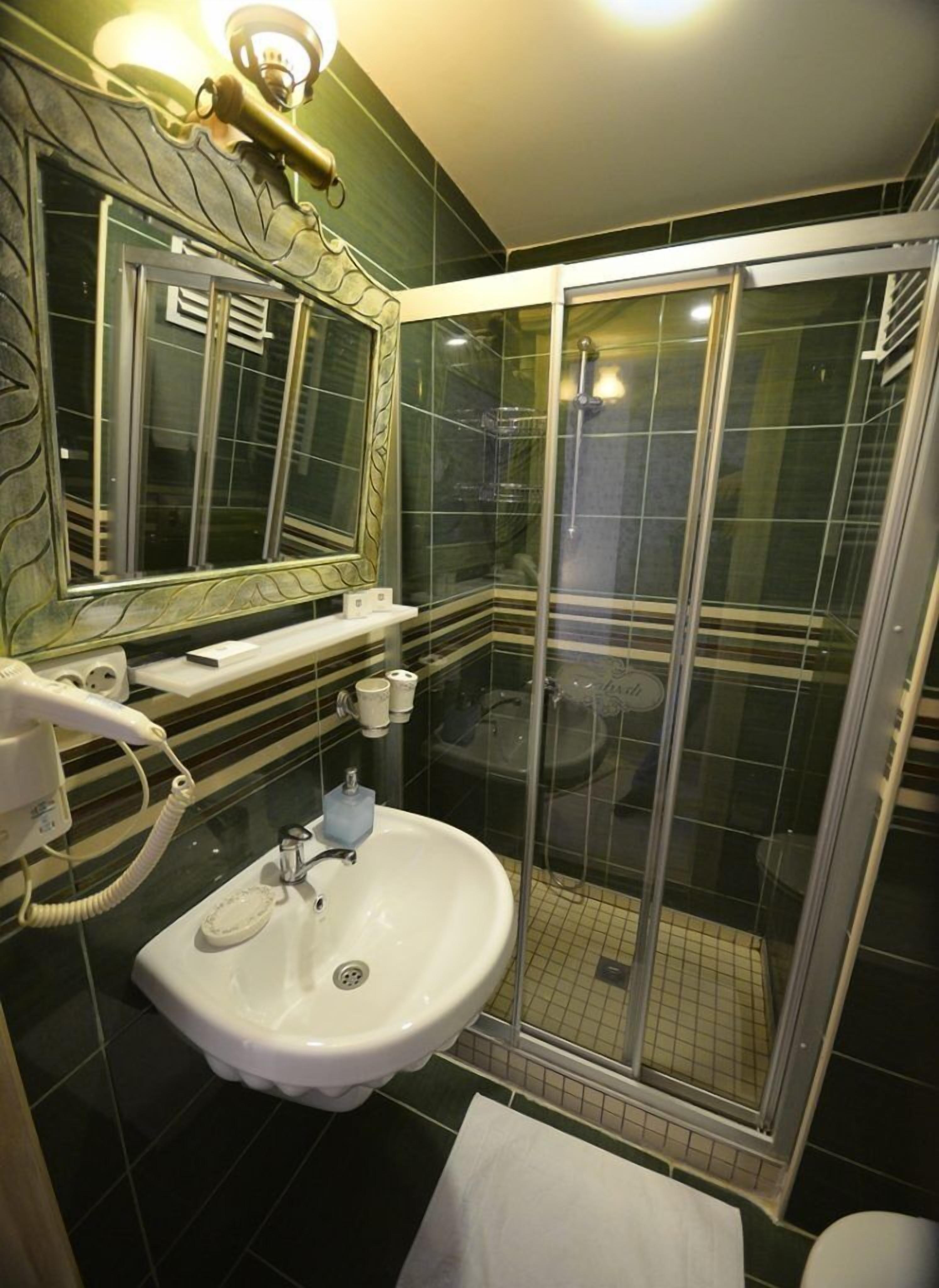 shower, free toiletries, hair dryer, slippers