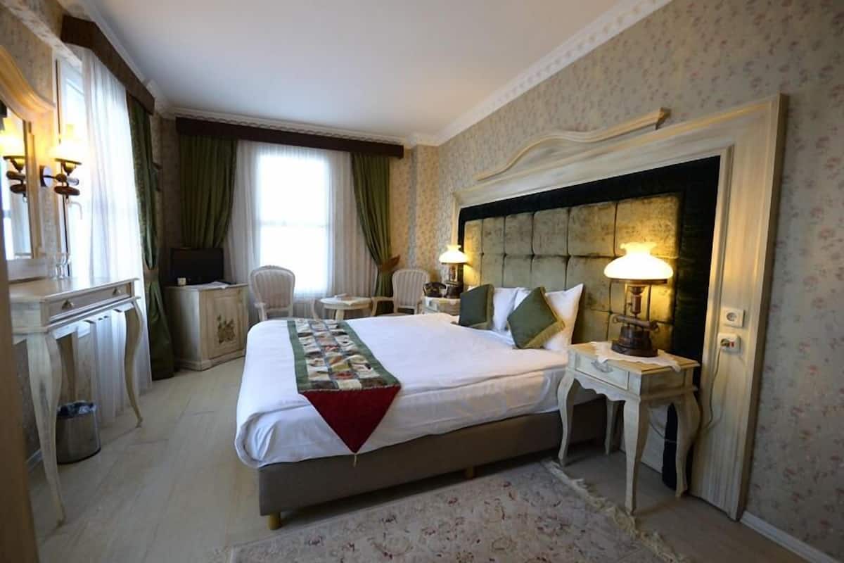 standard double or twin room, sea view | in-room safe, desk, free wifi