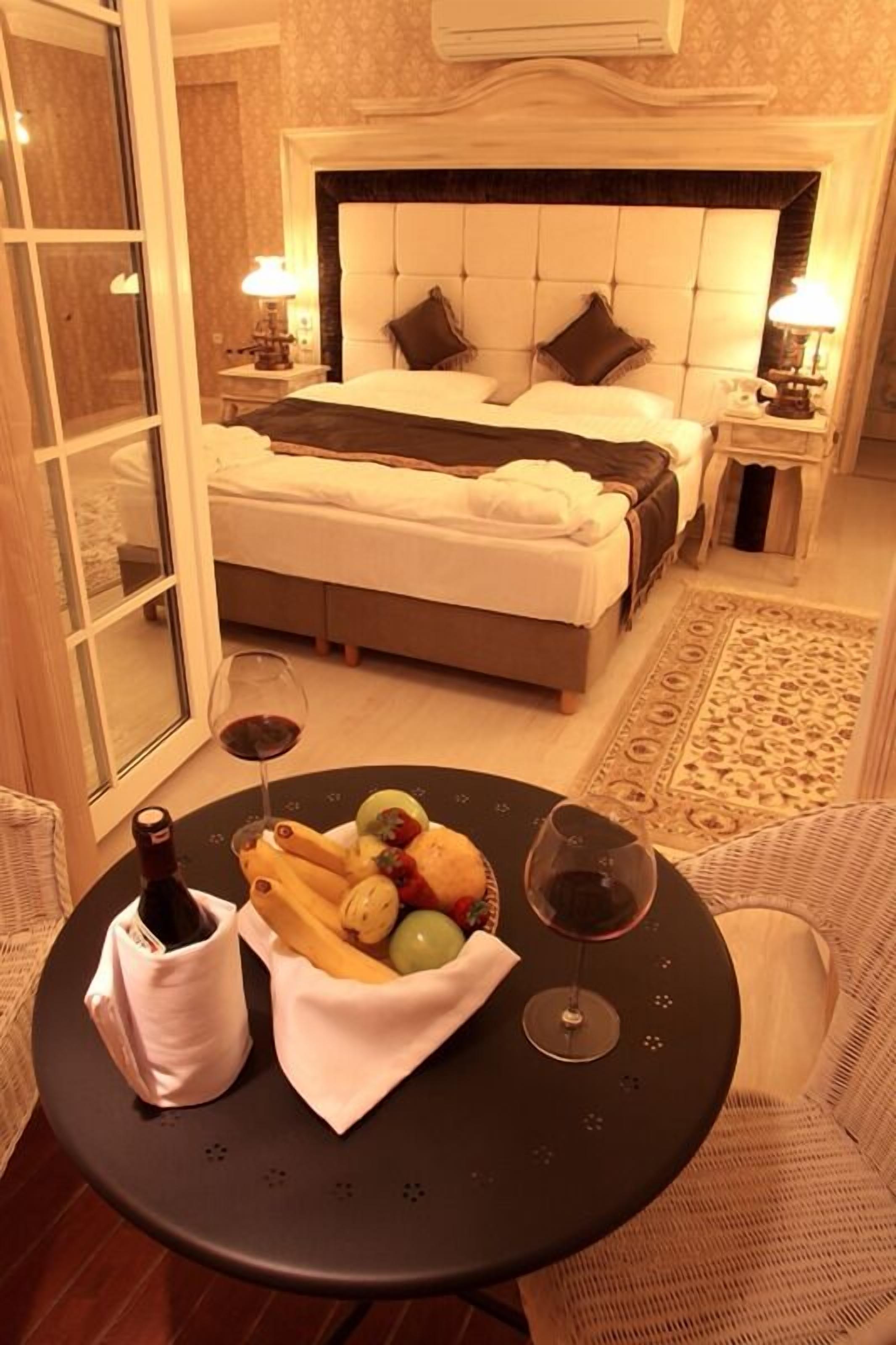 suite, balcony | in-room safe, desk, free wifi