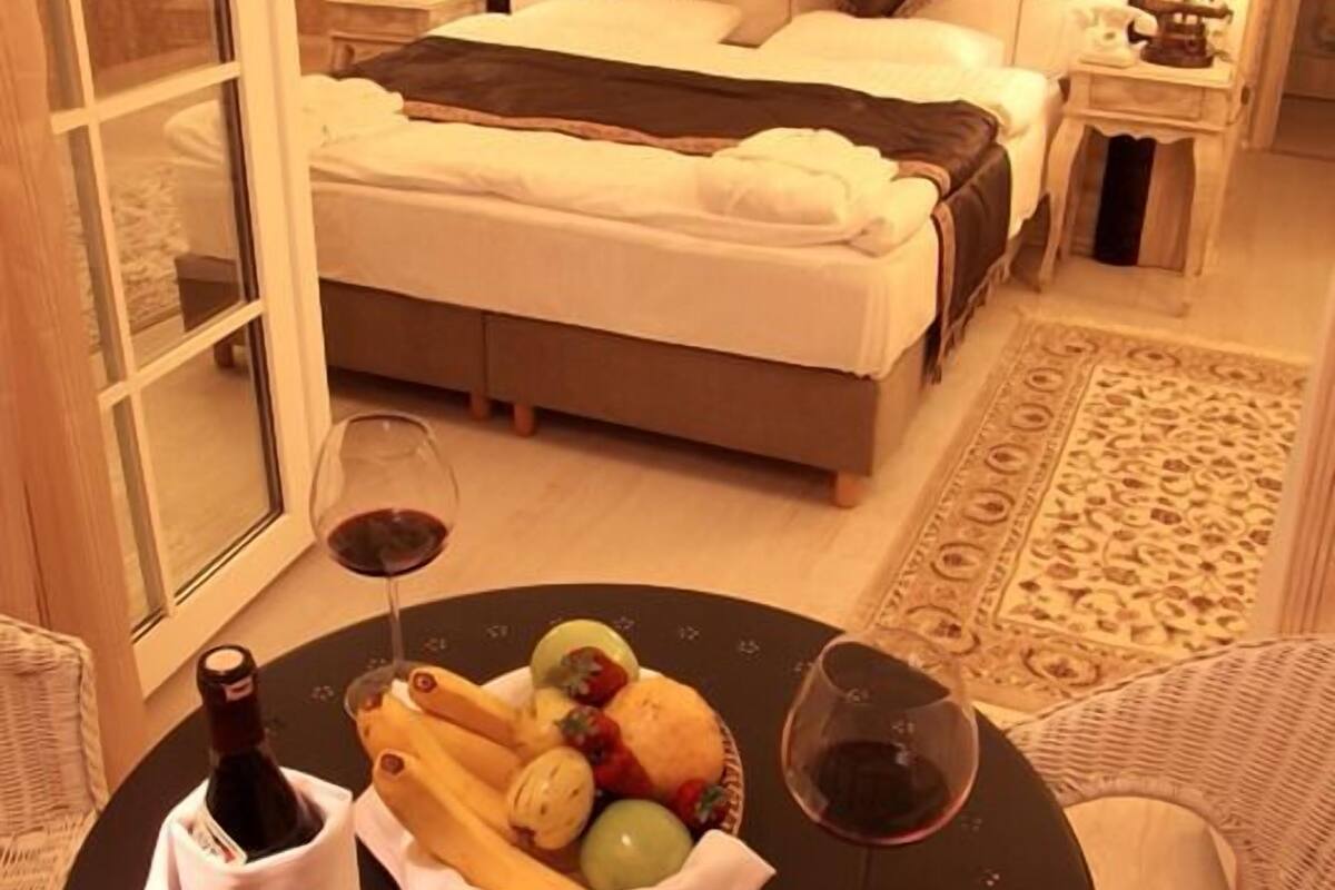 suite, balcony | in-room safe, desk, free wifi