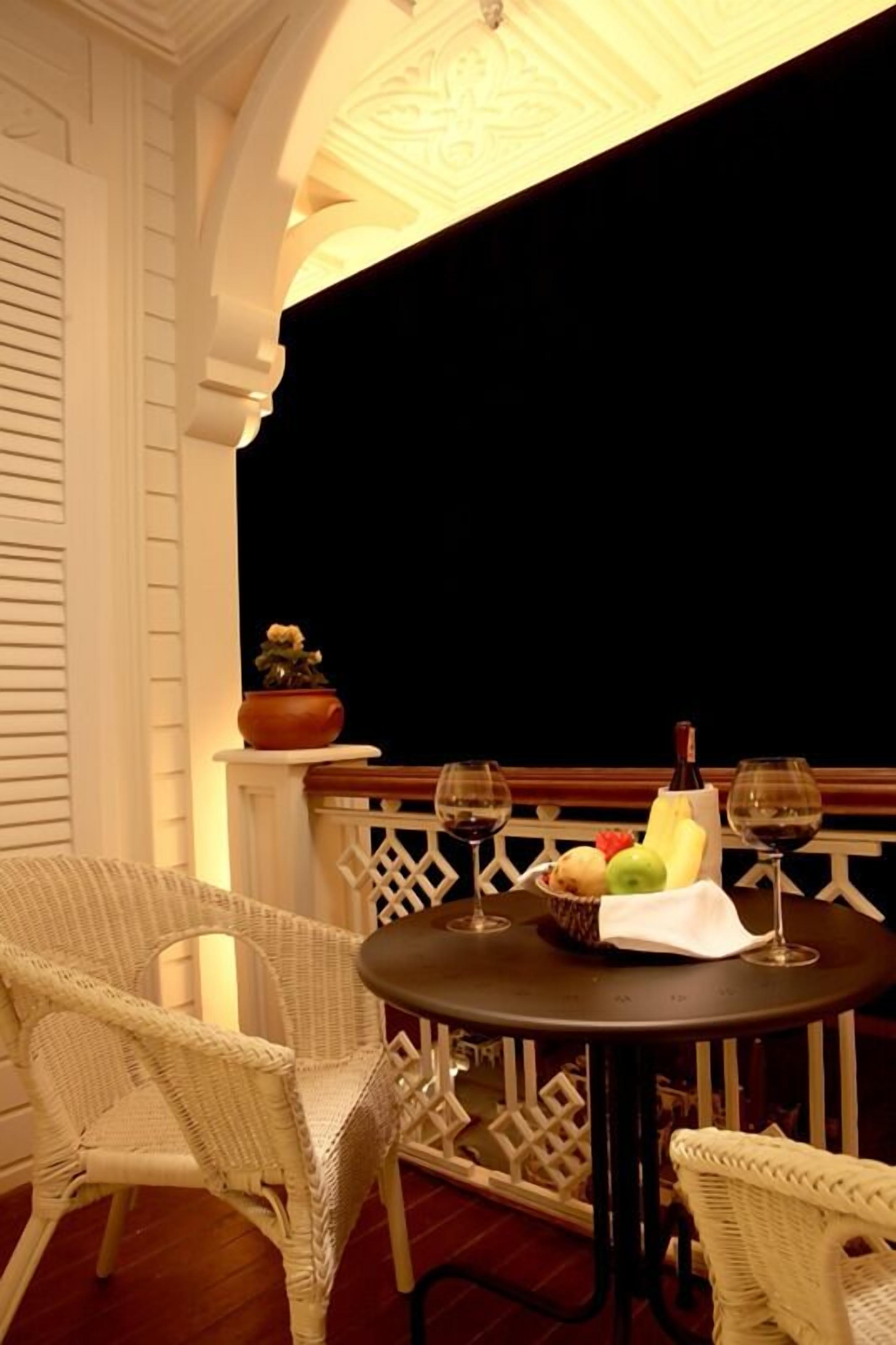 suite, balcony | balcony