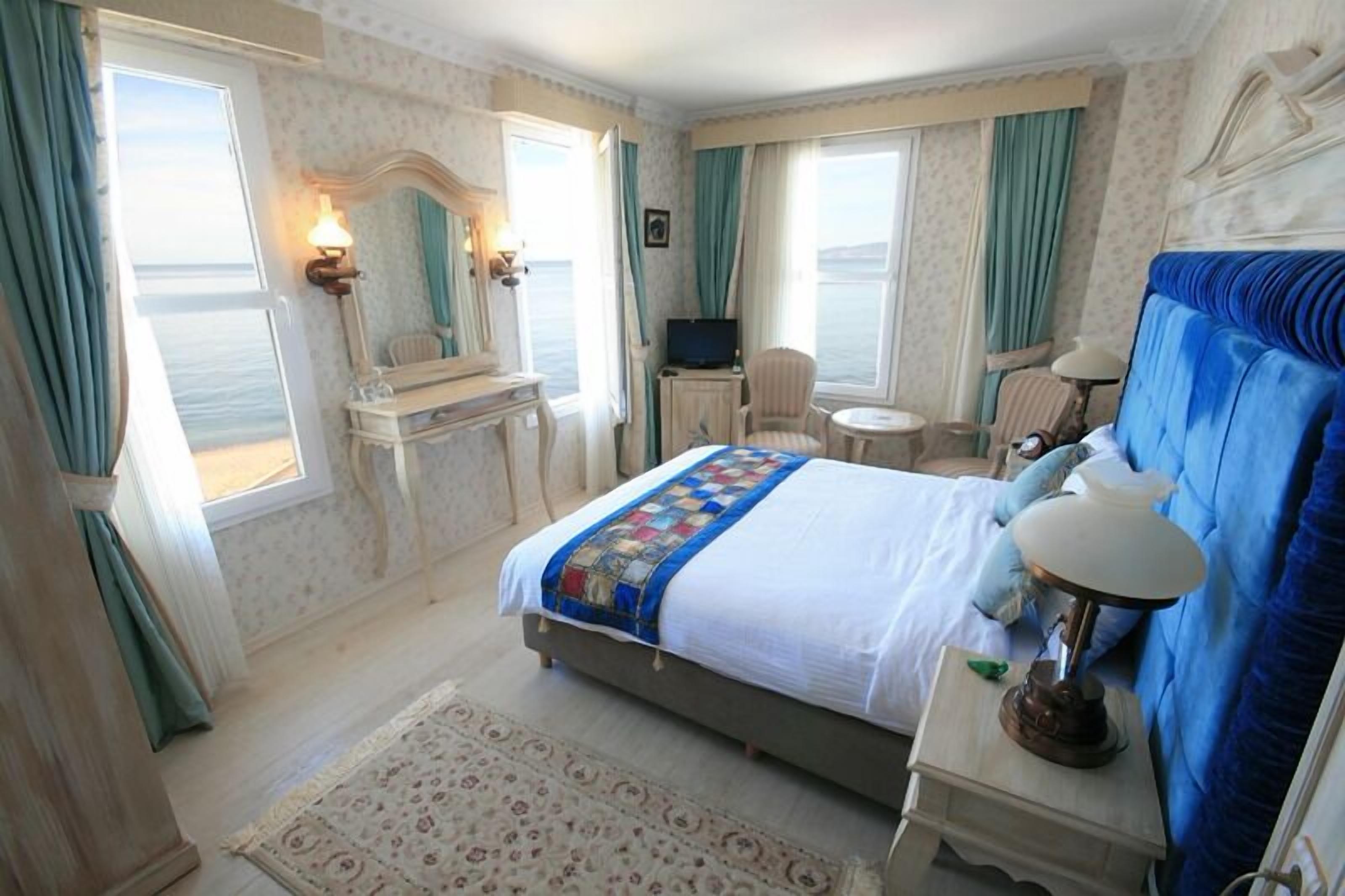 standard double or twin room, sea view | in-room safe, desk, free wifi