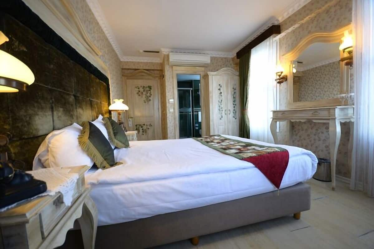 standard double or twin room, sea view | in-room safe, desk, free wifi