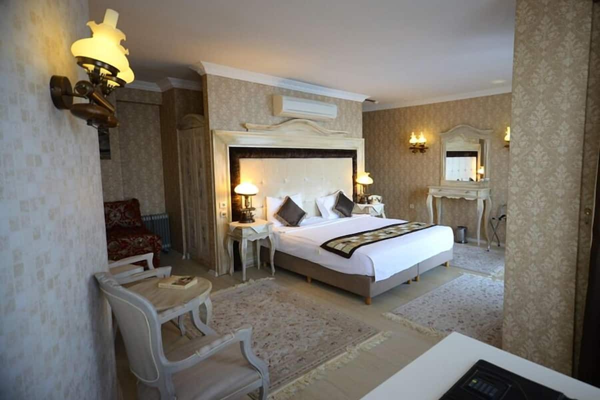 suite, balcony | in-room safe, desk, free wifi