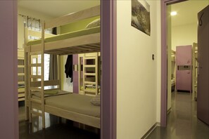 6 Bed Mixed Dormitory, Shared Bathroom - 1 Bed | ตู้นิรภัยในห้องพัก, เตารีด/โต๊ะรีดผ้า, Wi-Fi ฟรี, ผ้าปูที่นอน