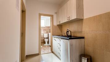 Studio Comfort, pemandangan kebun | Dapur kecil pribadi | Lemari es, oven, kompor, dan ketel listrik