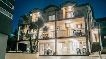 Bagian depan properti - sore/malam