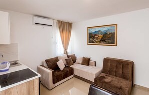 Family Apartment, Garden View | Living area