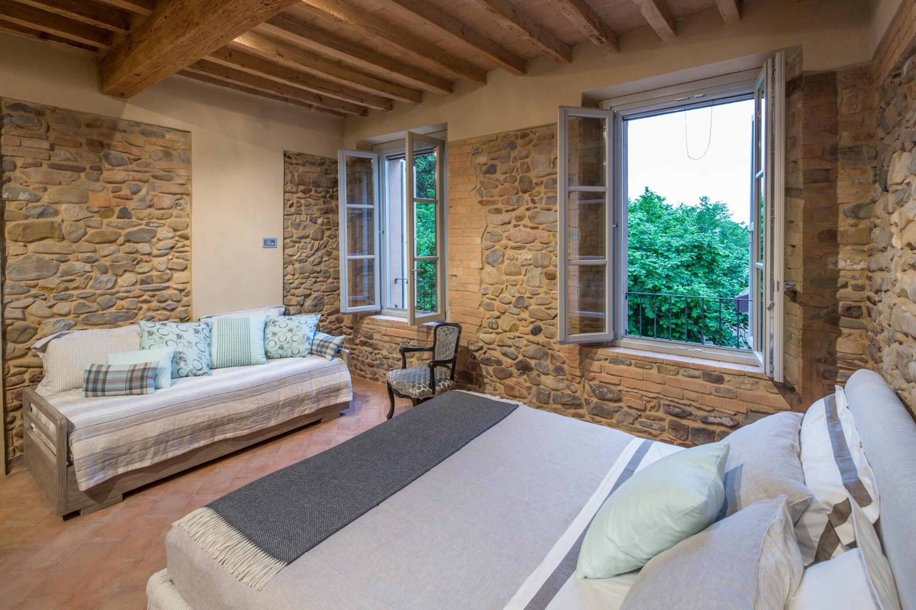 Biancheria da letto di alta qualità, una scrivania