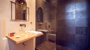 Suite familiare, vista giardino | Bagno | Set di cortesia firmato, asciugacapelli, bidet, asciugamani