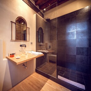 Family Suite, Garden View | Bilik Mandi | Kelengkapan dandanan diri berjenama, pengering rambut, bidet 