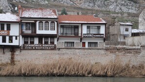 A building with signs for 'SUKRUBEY KONAKLARI OEL & RESTAURANT' and 'HASIRCI KONAKLARI'. - Hasirci Konaklari (Amasya)