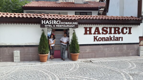 A hotel entrance with a sign reading "HASIRCİ KONAKLARI HOTEL & RESTAURANT". - Hasirci Konaklari (Amasya)