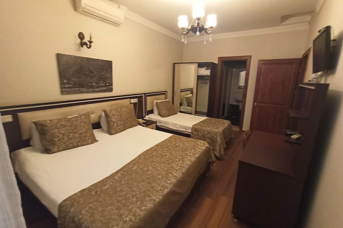 TRIPLE ROOM WITH MOUNTAIN VIEW | 高級寝具、ベッドシーツ