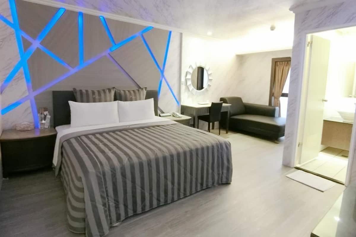 Eenvoudige tweepersoonskamer, 1 queensize bed | Een minibar, een bureau, verduisterende gordijnen, gratis wifi