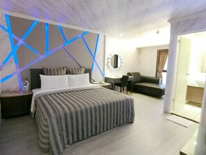 Doppia Basic, 1 letto queen | Minibar, una scrivania, tende oscuranti, Wi-Fi gratuito
