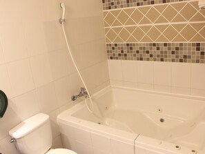 Free toiletries, hair dryer, slippers, towels - Fullmoon Motel (Hsinchu)