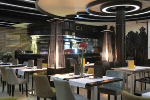 DĂźner et souper servis sur place, cuisine locale et internationale