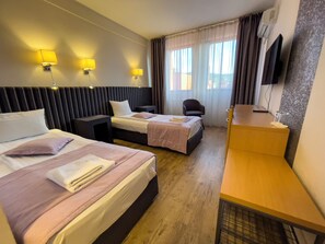 Minibar, Schreibtisch, Verdunkelungsvorhänge, schallisolierte Zimmer