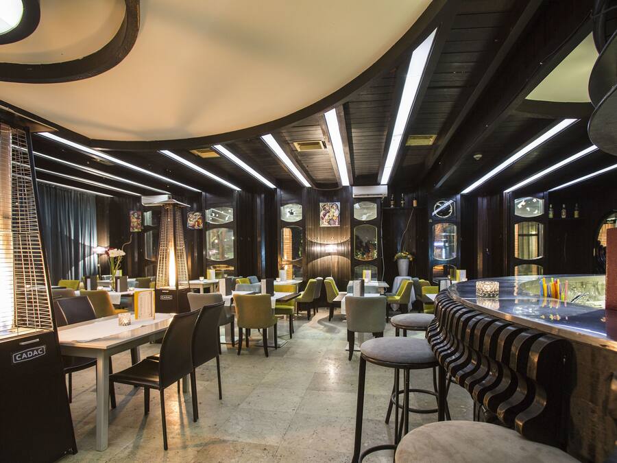 Lounas ja illallinen, paikallinen ja kansainvälinen keittiö