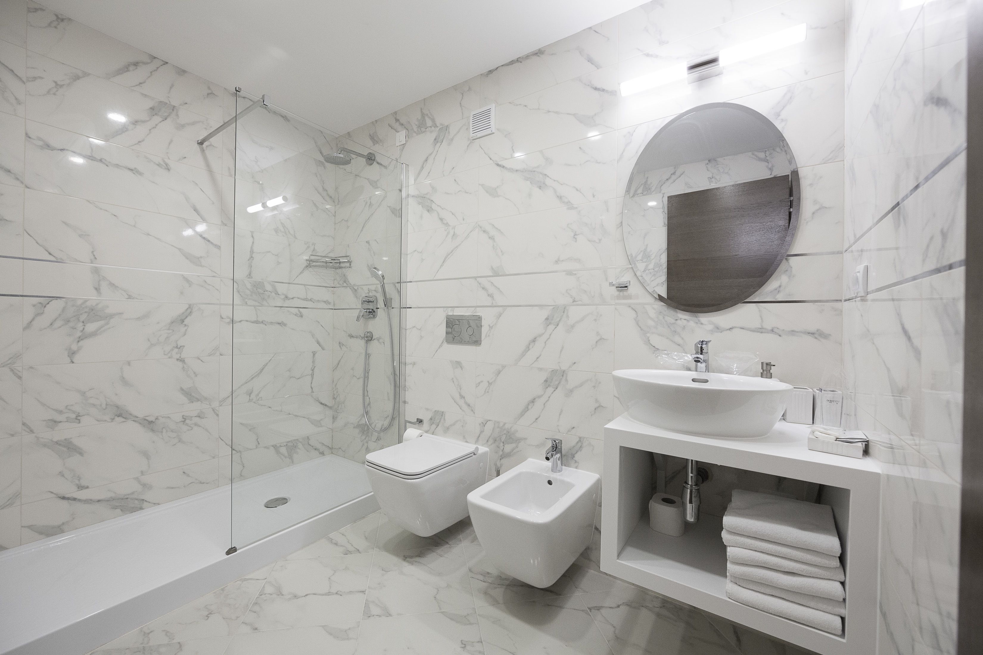 Deluxe-Doppelzimmer | Badezimmer | Kostenlose Toilettenartikel, Haartrockner, Hausschuhe, Handtücher