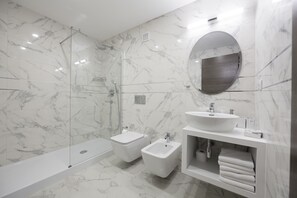 Deluxe tweepersoonskamer | Badkamer | Gratis toiletartikelen, een haardroger, pantoffels, handdoeken