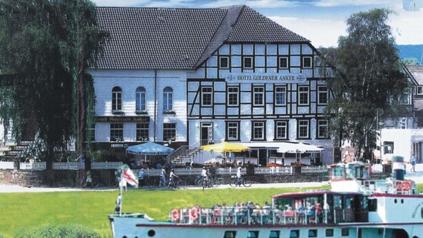 A traditional half-timbered building with a sign for 'Hotel Goldener Anker'. - Goldener Anker (Bodenwerder)