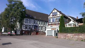 A traditional half-timbered building with a sign reading "Hotel Goldener Anker."