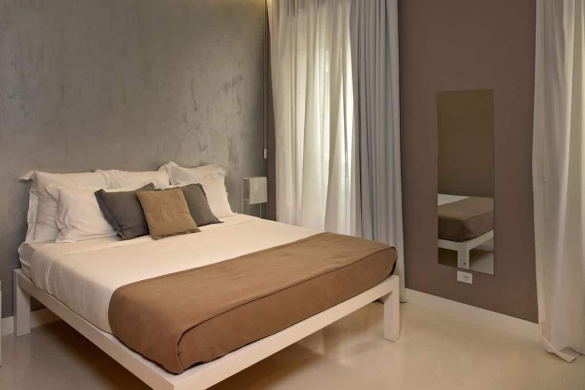 Double Room | Bar mini, peti besi dalam bilik, meja, katil bayi/kot (percuma) 