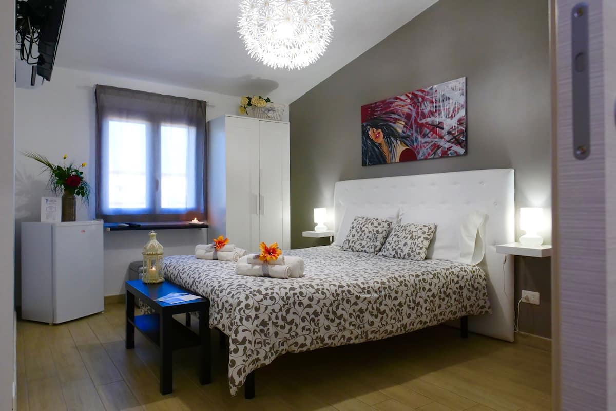 Standard Triple Room | Minibar, desk, WiFi (free), bed sheets
