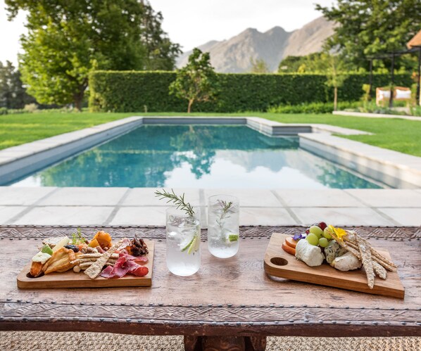 Kolam renang terbuka, kerusi lepak pantai