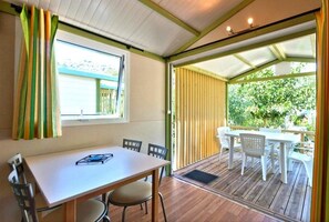 Chalet, 2 Bedrooms (Vignasse) | In-room dining - Camping Lou Cabasson (Bormes-Les-Mimosas)