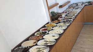 Una mesa de buffet con diversos platos y utensilios.